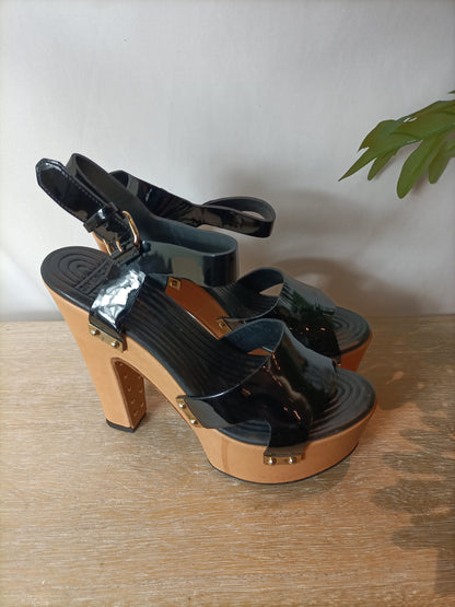 GIVENCHY. Sandalia plataforma charol negra. T 37