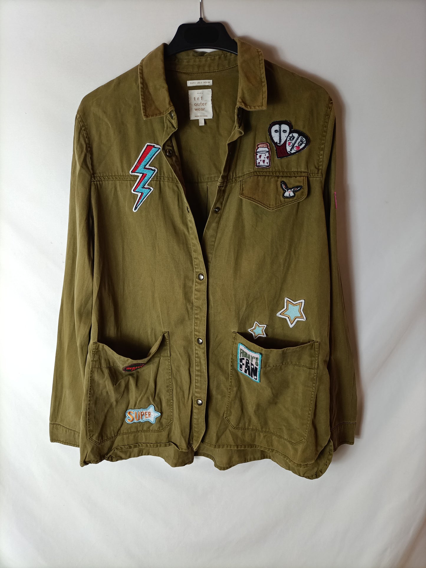 ZARA. Sobrecamisa verde caqui parches. T S