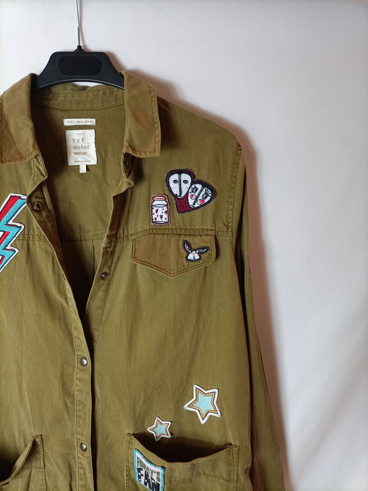 ZARA. Sobrecamisa verde caqui parches. T S