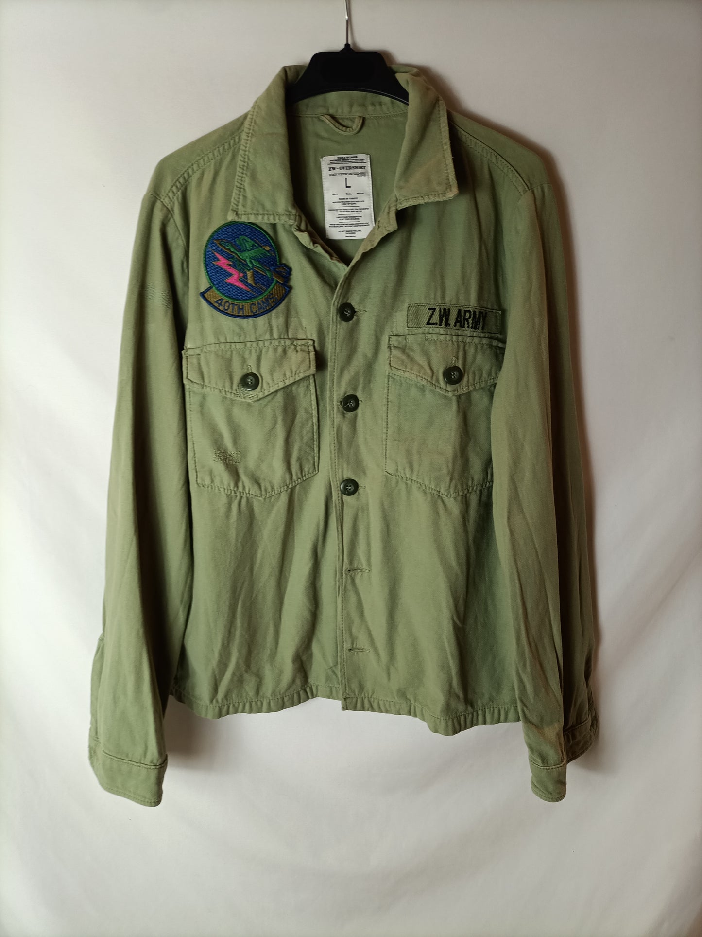 ZARA. Sobrecamisa verde parches. T L