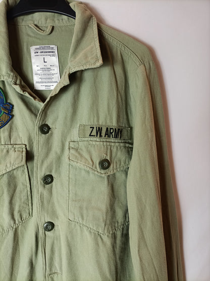 ZARA. Sobrecamisa verde parches. T L