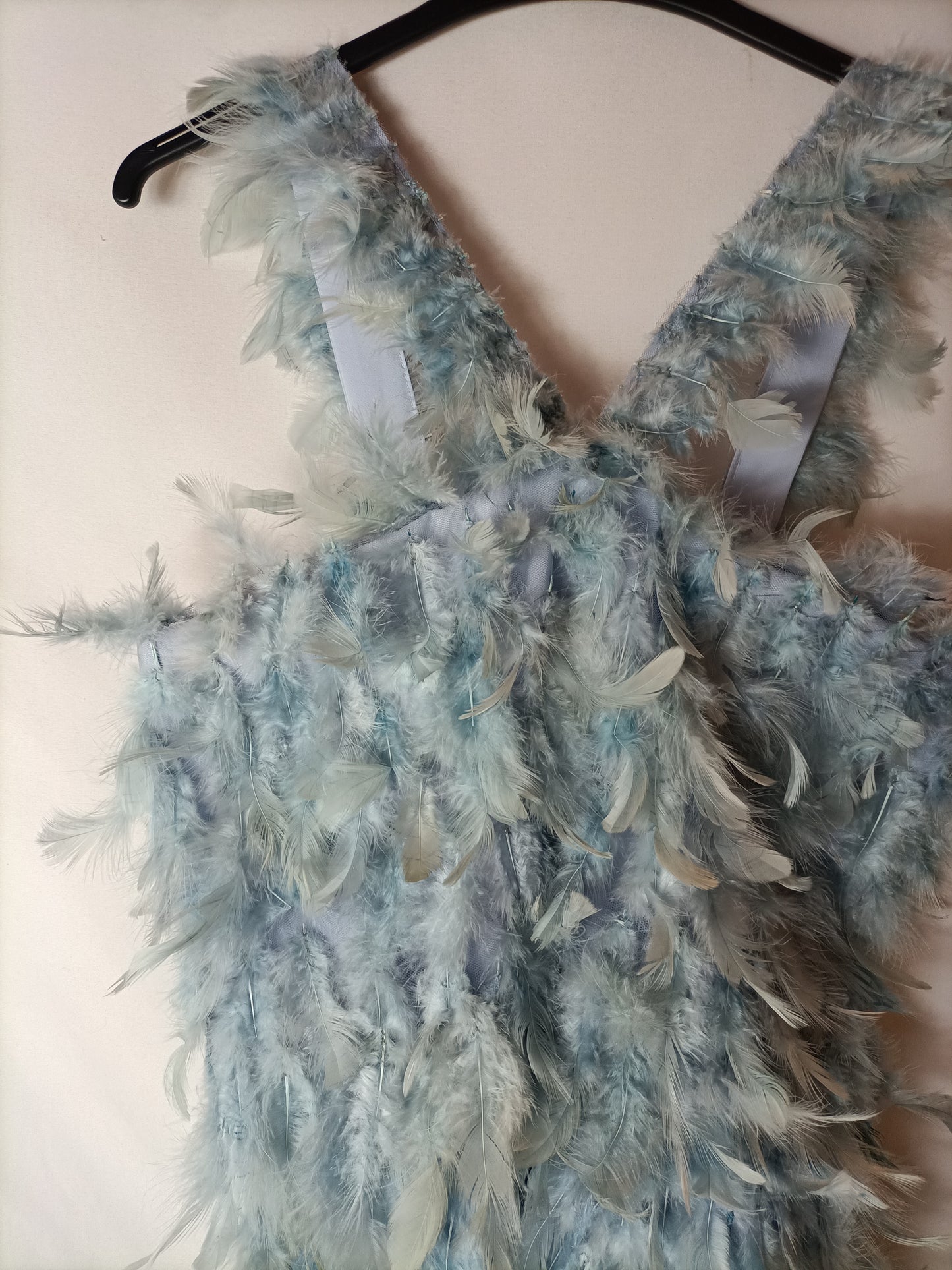 ROCIO OSORNO. Vestido celeste plumas. T S/M