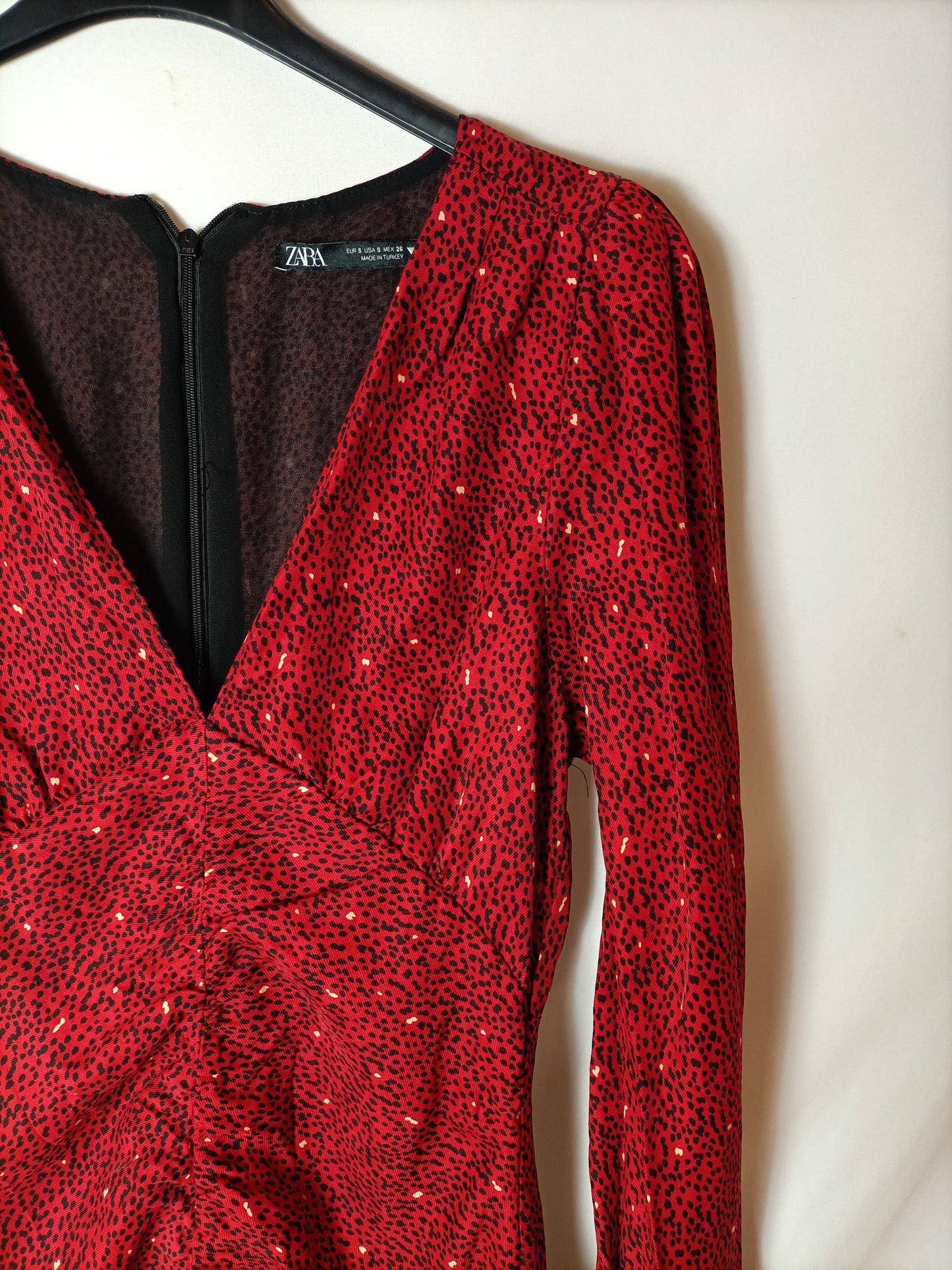 ZARA. Vestido corto rojo estampado. T S