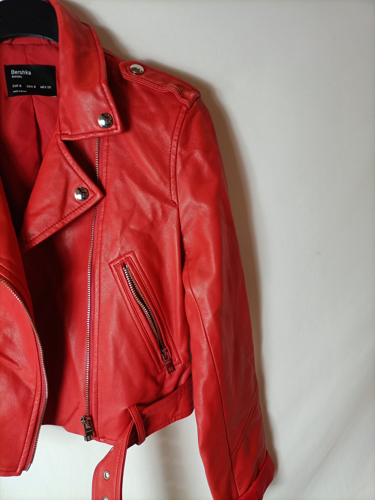 BERSHKA. Cazadora efecto piel roja. T S