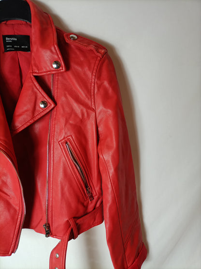 BERSHKA. Cazadora efecto piel roja. T S