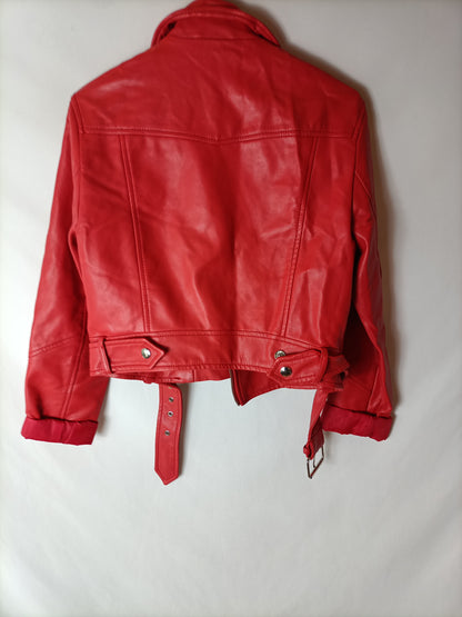 BERSHKA. Cazadora efecto piel roja. T S