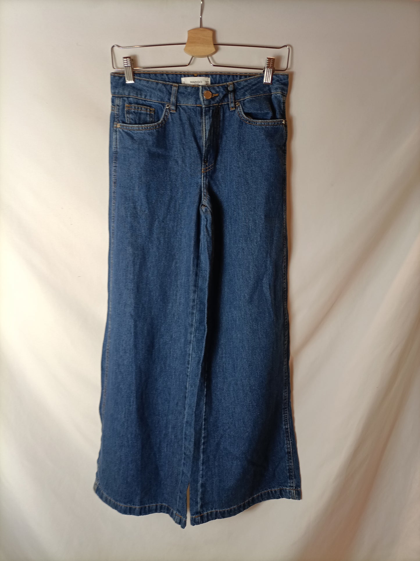 MANGO. Pantalón vaquero pata ancha .T 34