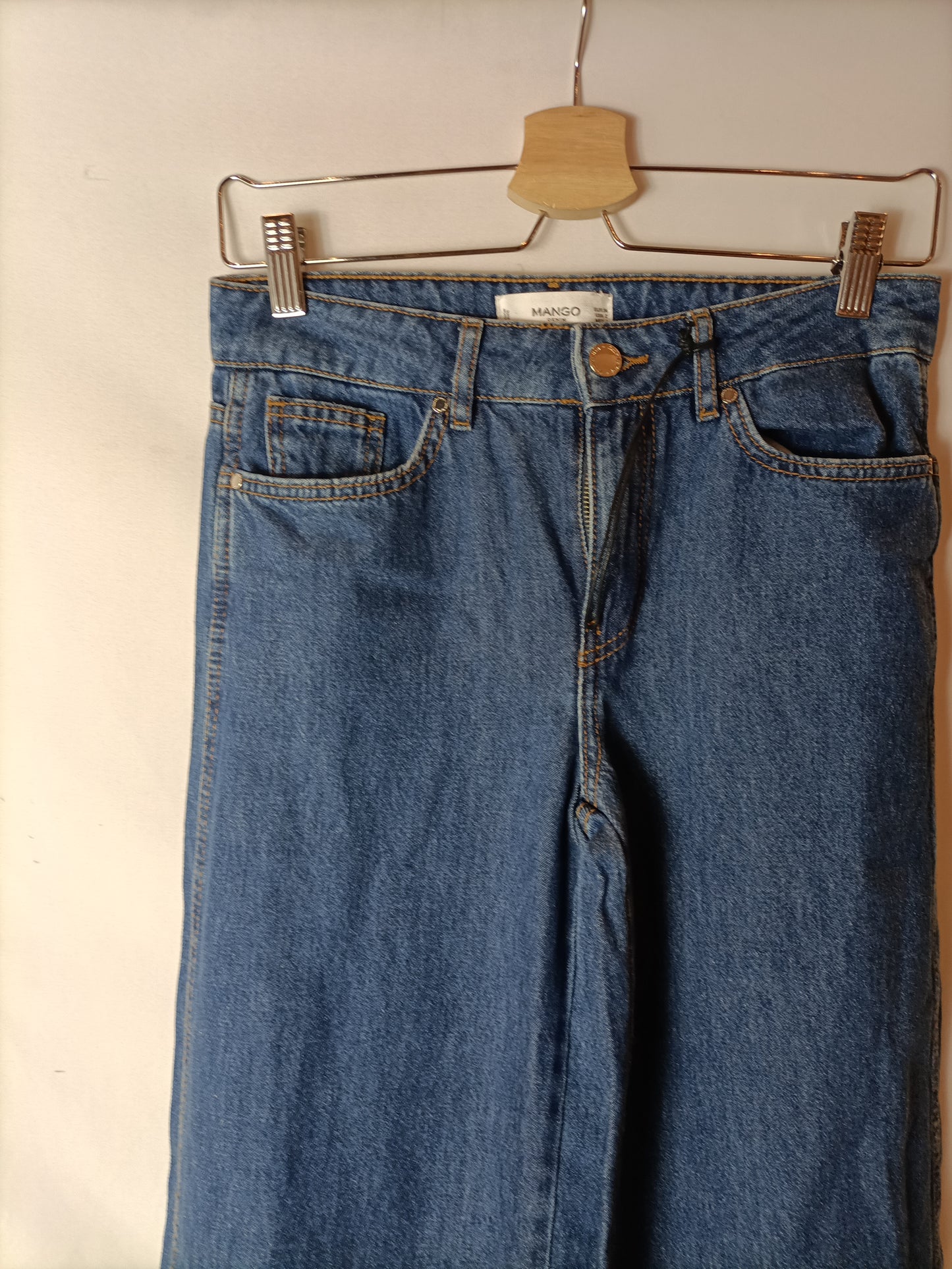 MANGO. Pantalón vaquero pata ancha .T 34