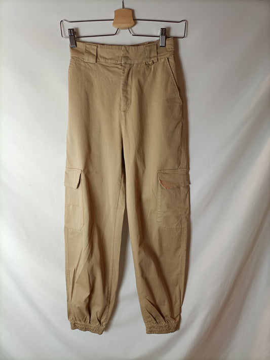 PULL&BEAR. Pantalones cargo beige. T S