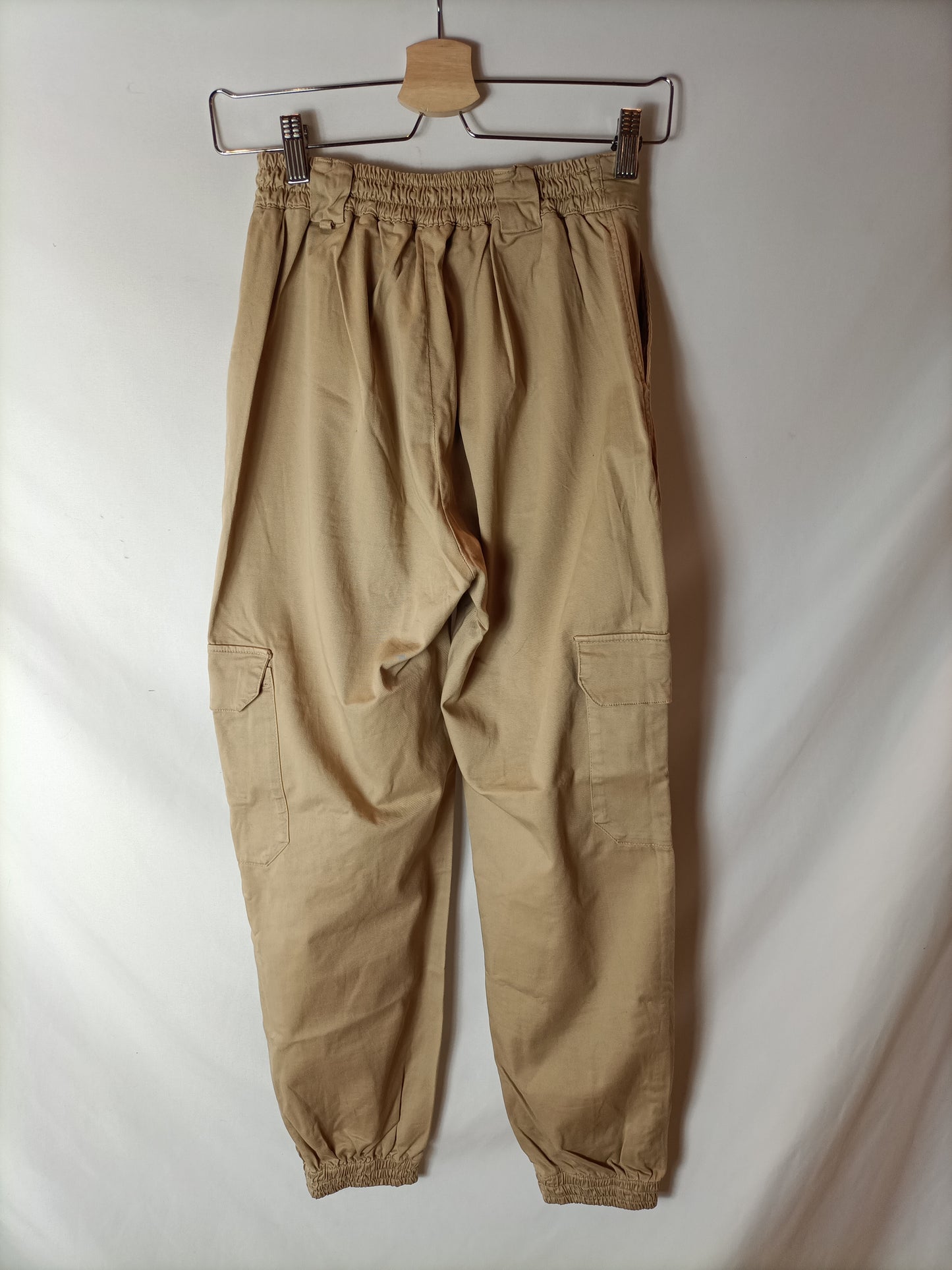 PULL&BEAR. Pantalones cargo beige. T S