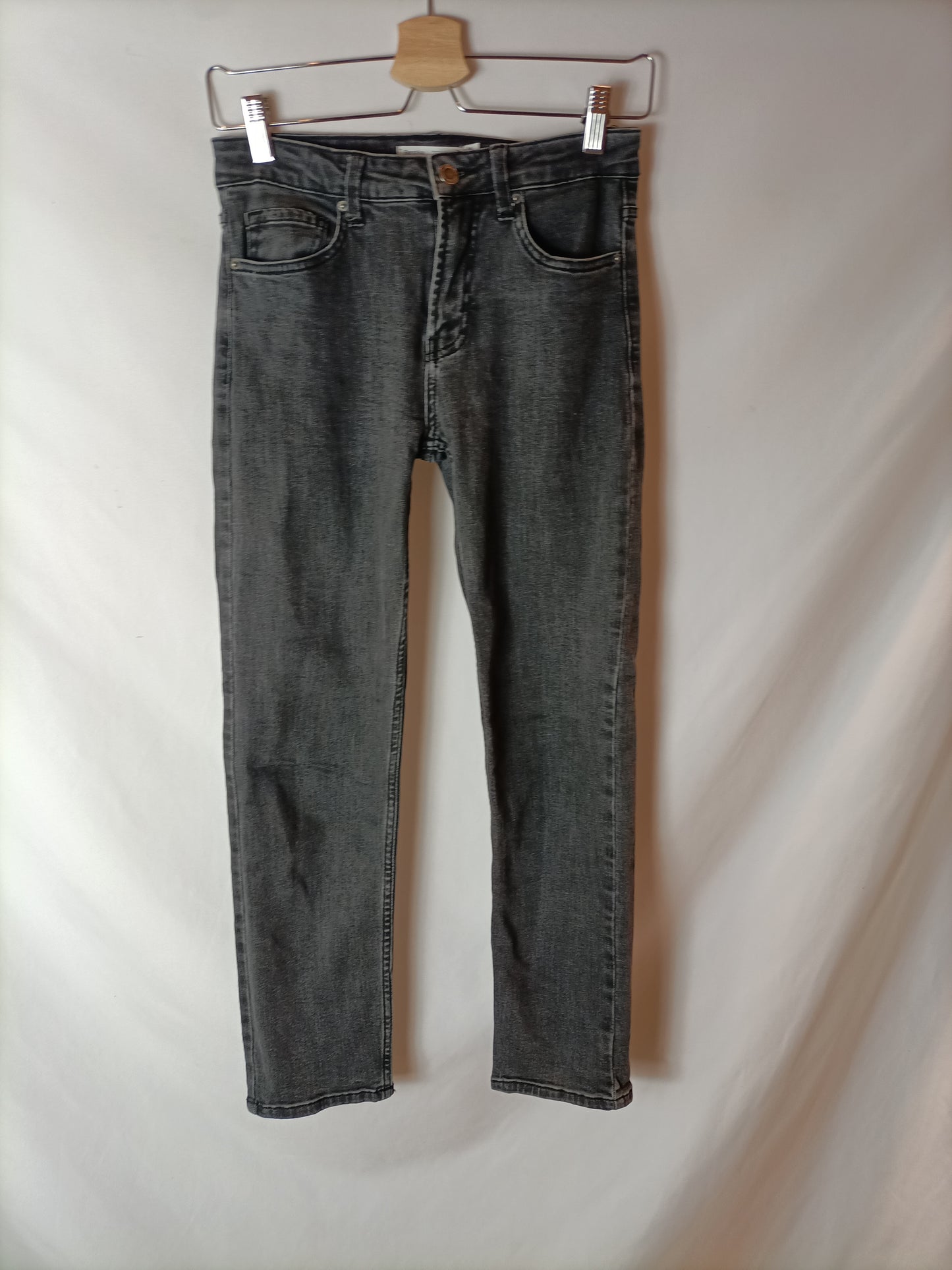 BERSHKA. Pantalones vaqueros rectos negros. T 34