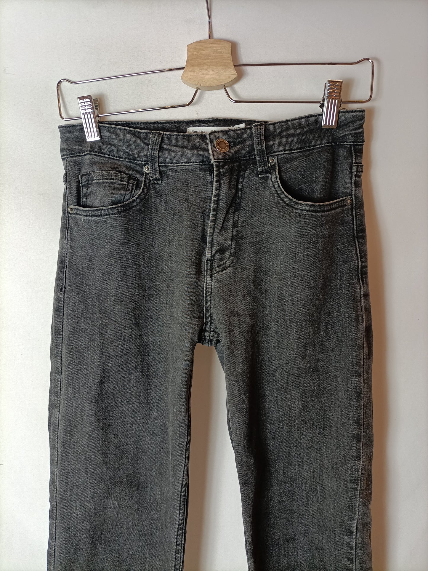 BERSHKA. Pantalones vaqueros rectos negros. T 34