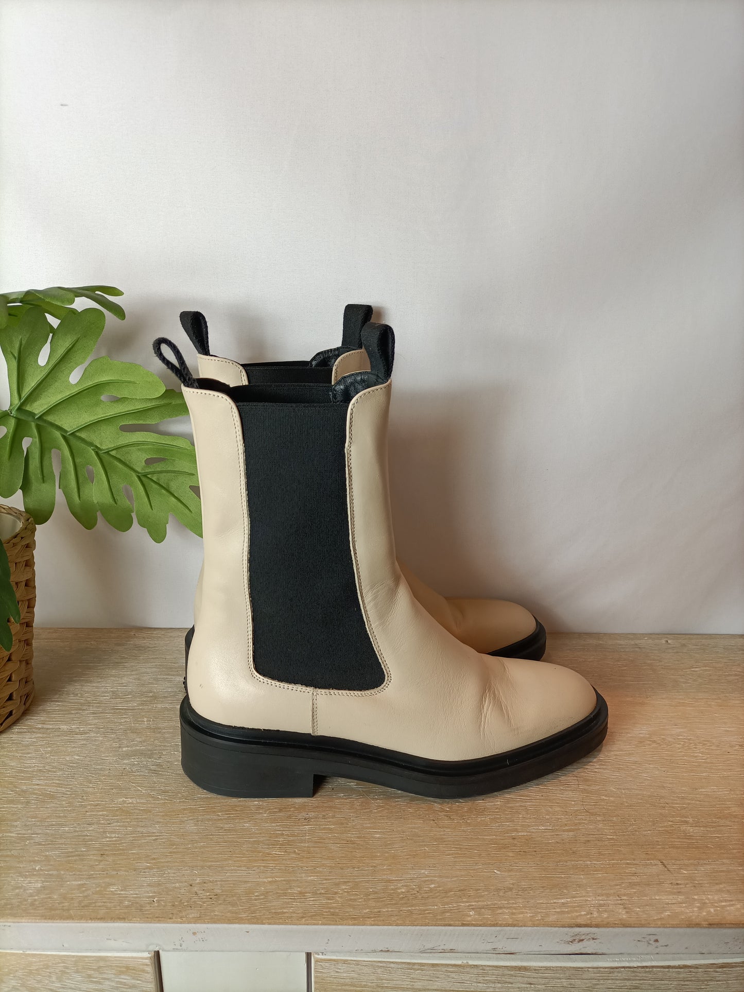 MASSIMO DUTTI. Botas beige T.37
