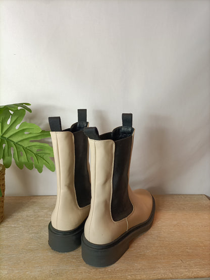 MASSIMO DUTTI. Botas beige T.37