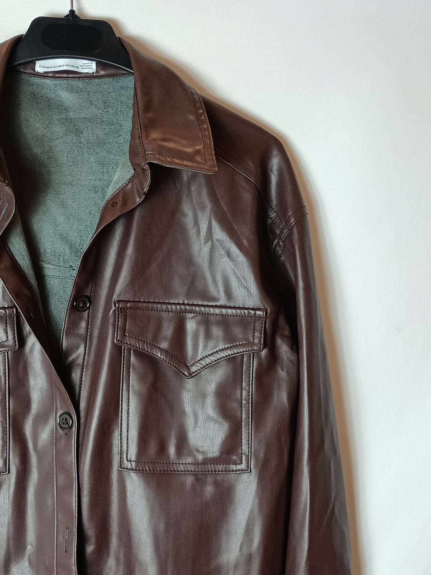 BERSHKA. Sobrecamisa marrón polipiel T.xs/s