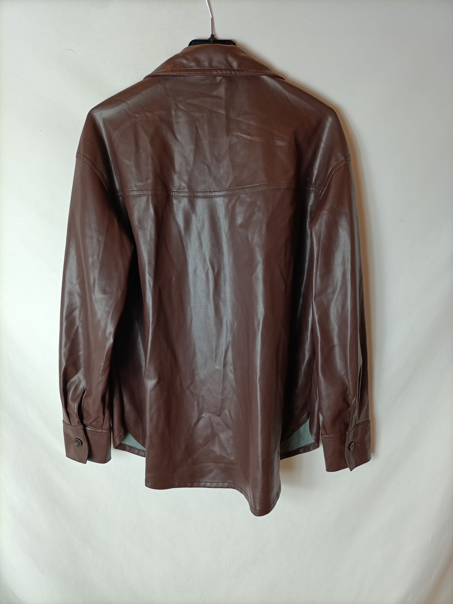 BERSHKA. Sobrecamisa marrón polipiel T.xs/s