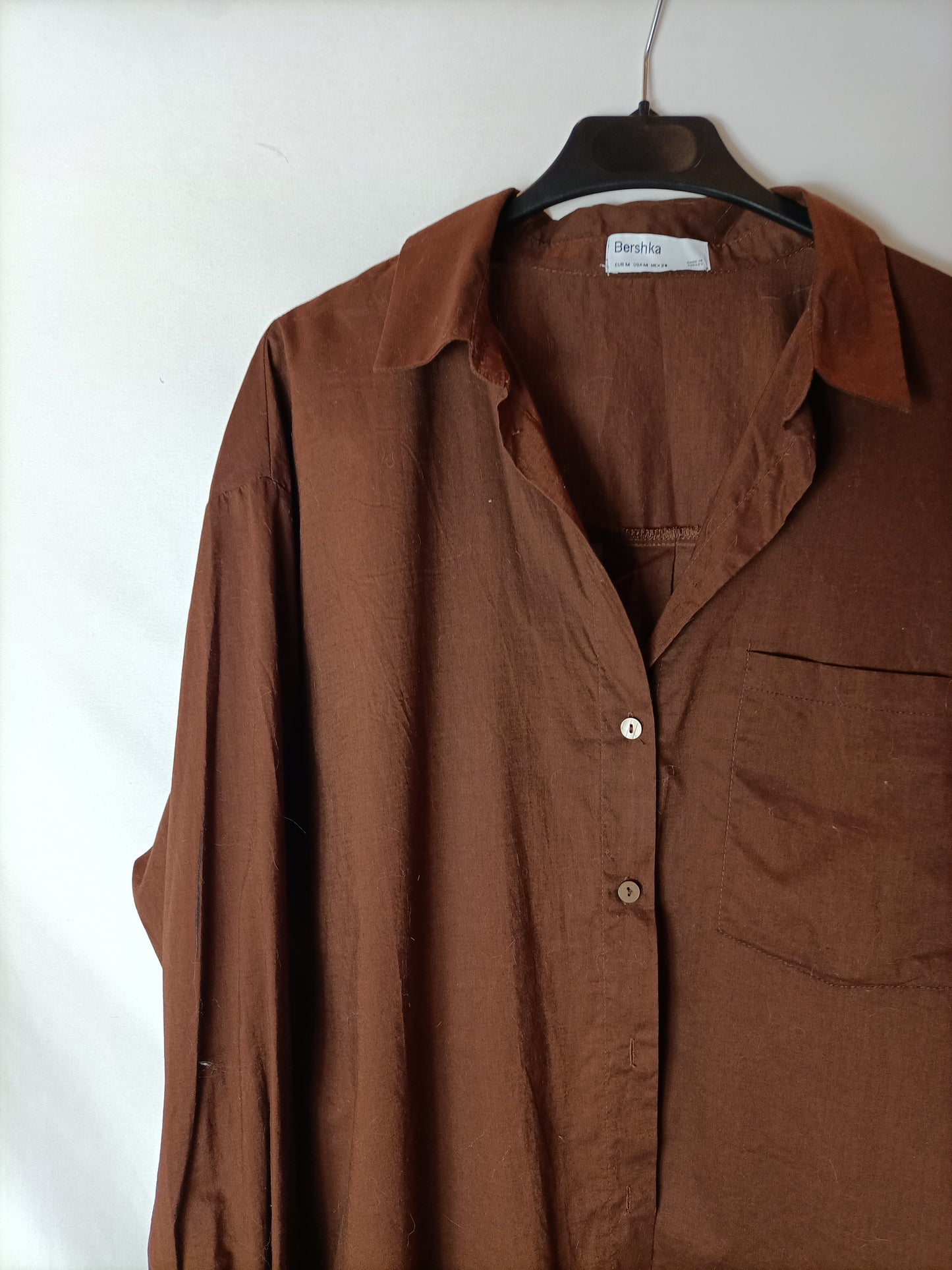 BERSHKA. Camisa marrón algodón T.m