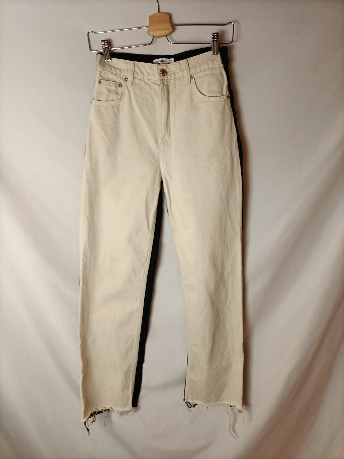 BERSHKA. Pantalón denim bicolor T.34