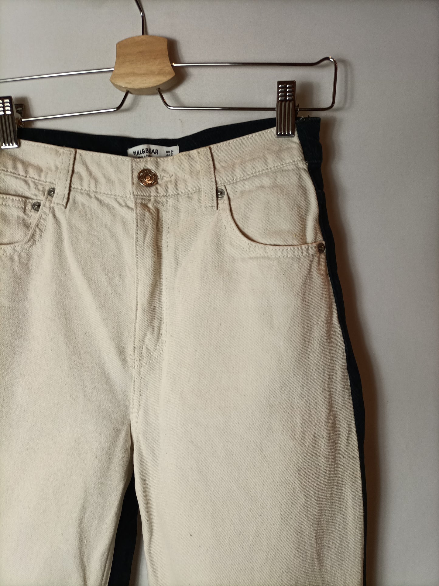 BERSHKA. Pantalón denim bicolor T.34