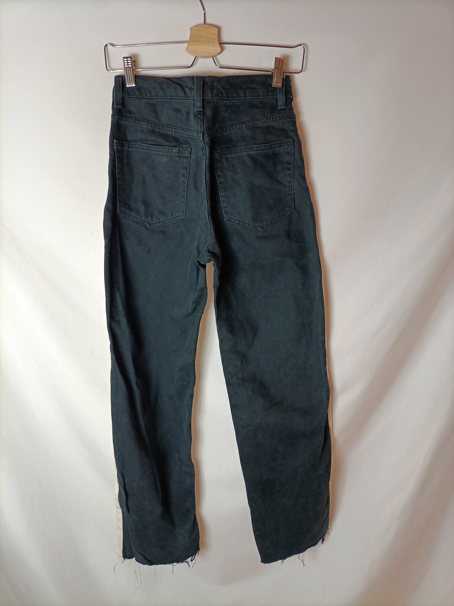 BERSHKA. Pantalón denim bicolor T.34