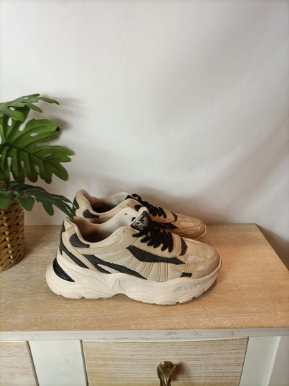 BERSHKA. Beige sneakers T.37