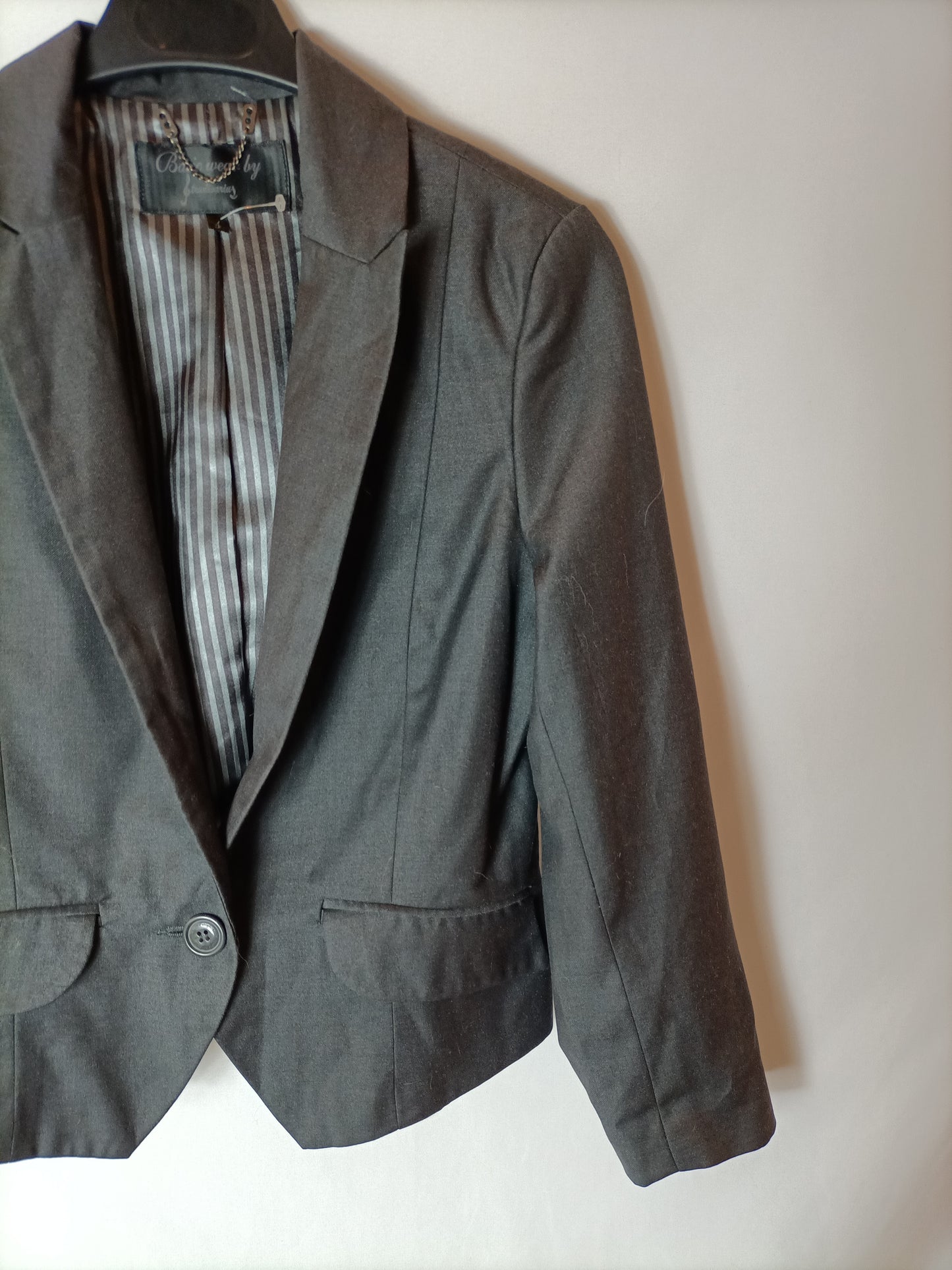 STRADIVARIUS. Blazer gris cortita T.s