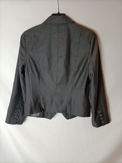 STRADIVARIUS. Blazer gris cortita T.s