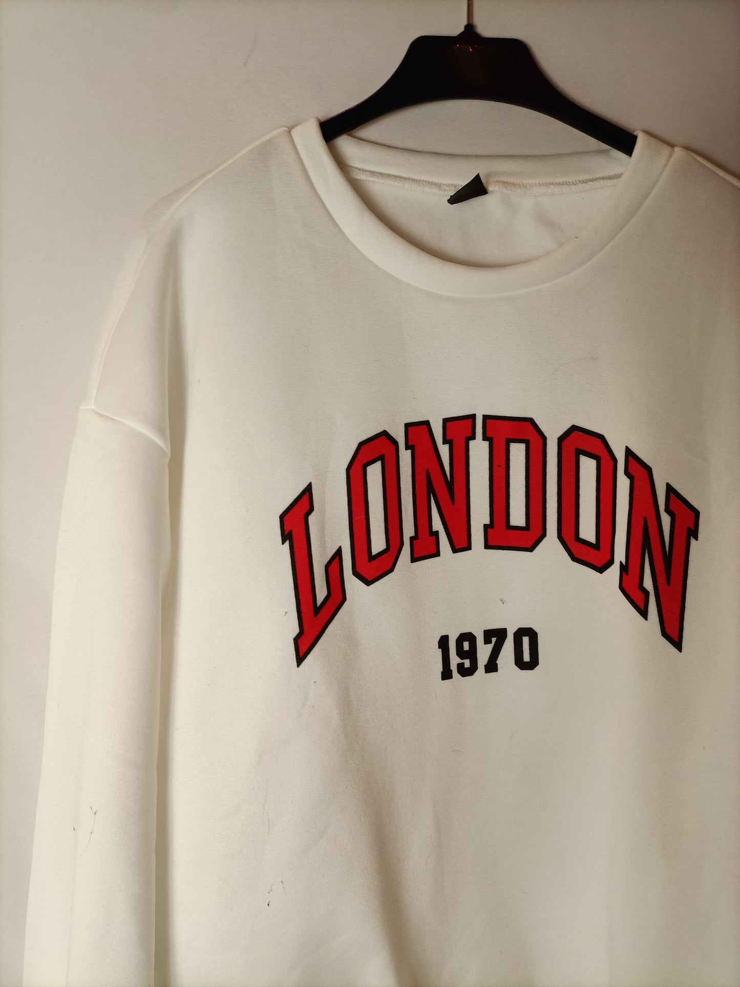 SHEIN. Sudadera blanca letra T.m