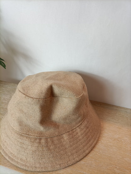 PRIMARK. Bucket beige franela