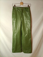 SHEIN. Pantalón verde polipiel T.xs