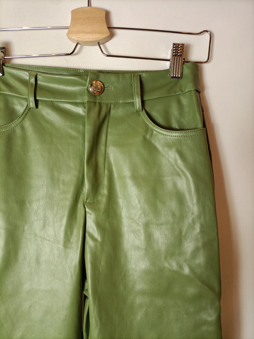 SHEIN. Pantalón verde polipiel T.xs