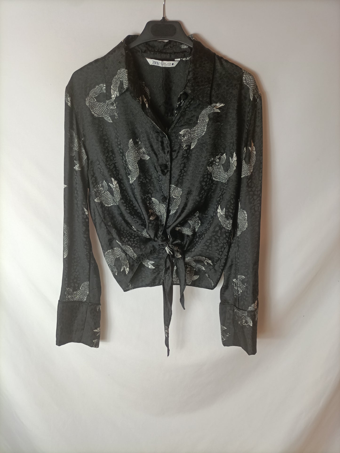 ZARA. Blusa negra peces T.s