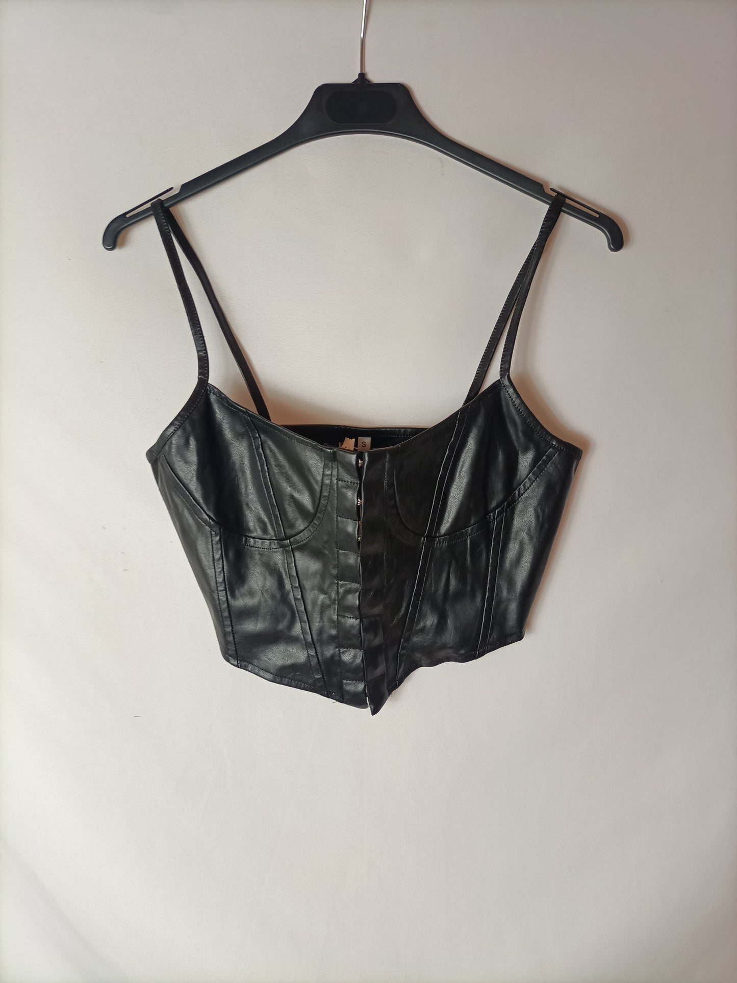 OTRAS. Croptop negro polipiel T.S