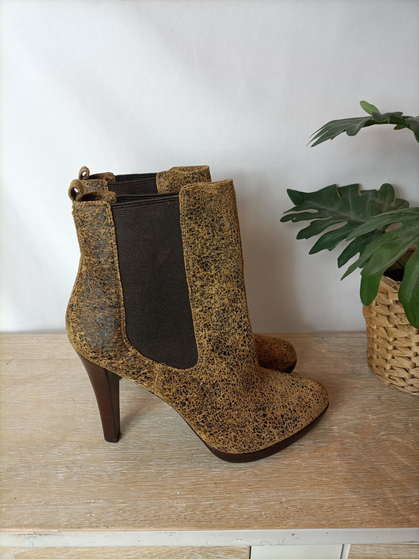MICHAEL KORS. Printed leather boots, size 38.5