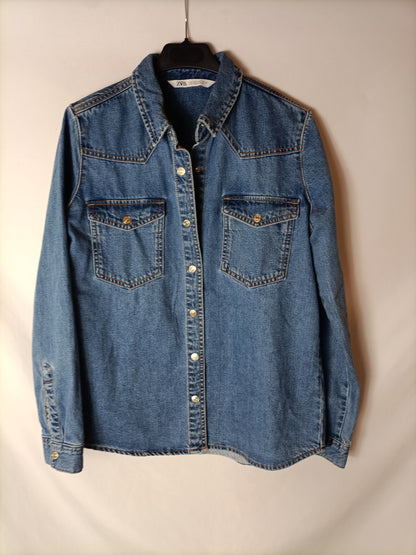 ZARA. Sobre camisa vaquera. T.S