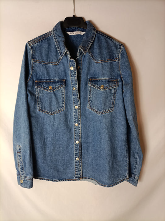 ZARA. Sobre camisa vaquera. T.S