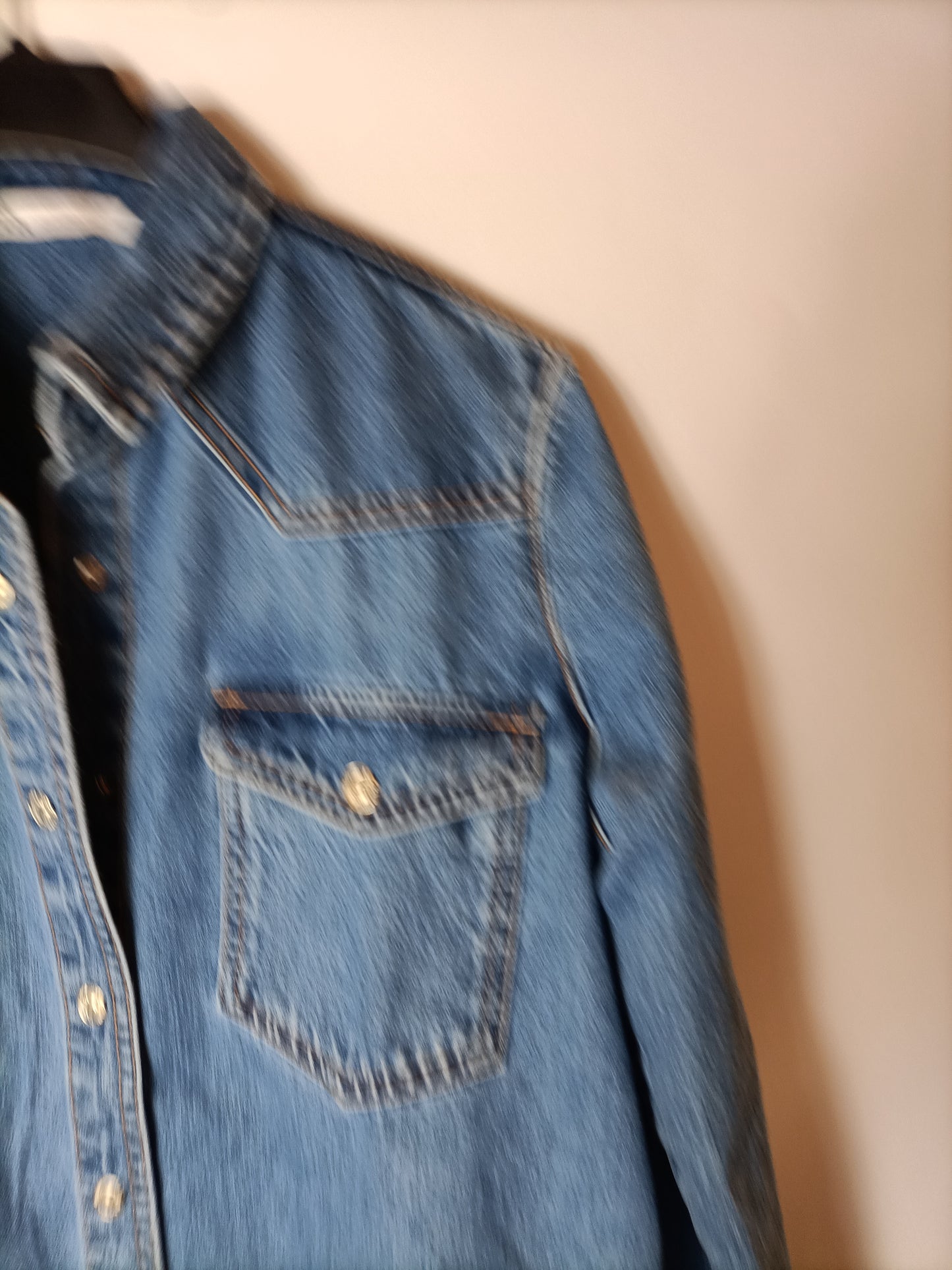 ZARA. Sobre camisa vaquera. T.S