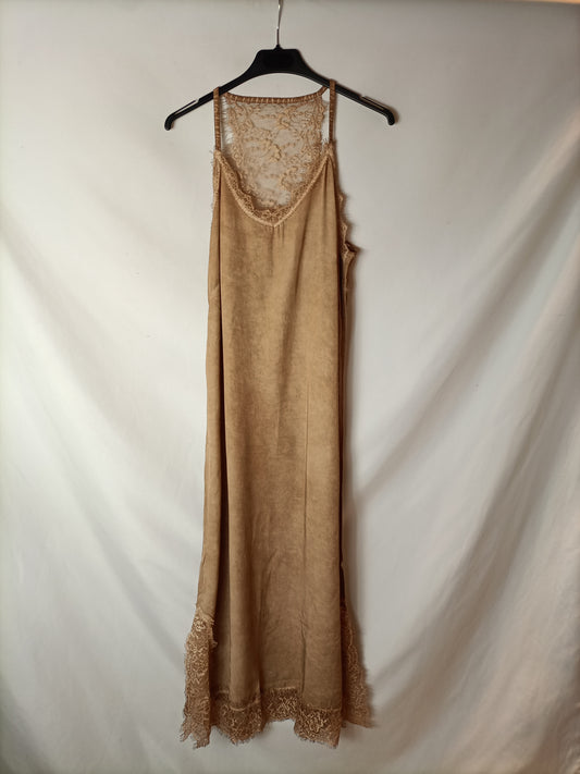OTRAS. Vestido midi marrón claro y encaje. T M/L