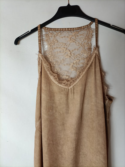 OTRAS. Vestido midi marrón claro y encaje. T M/L