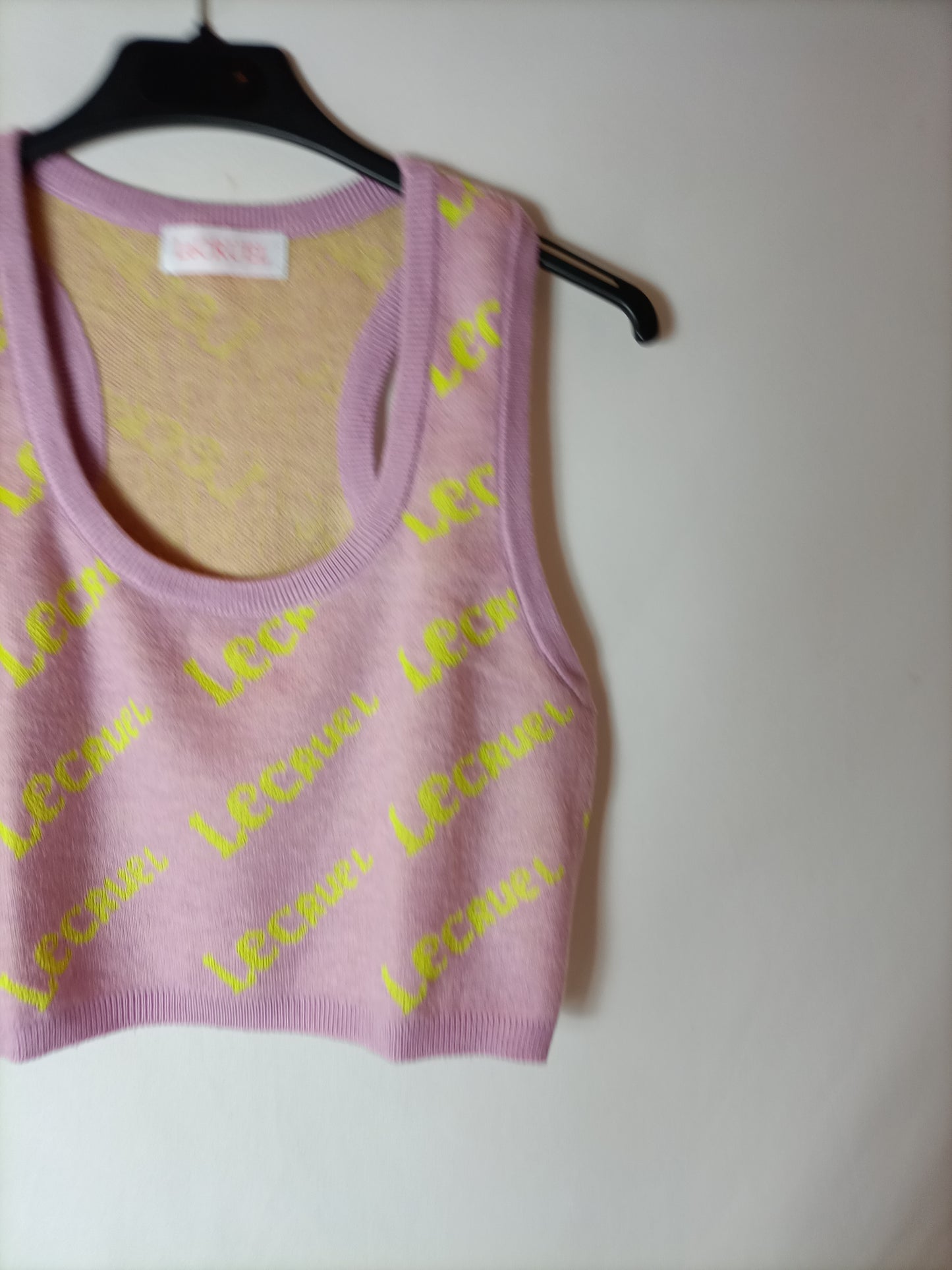 LECRUEL. Top corto letras flúor. T XS