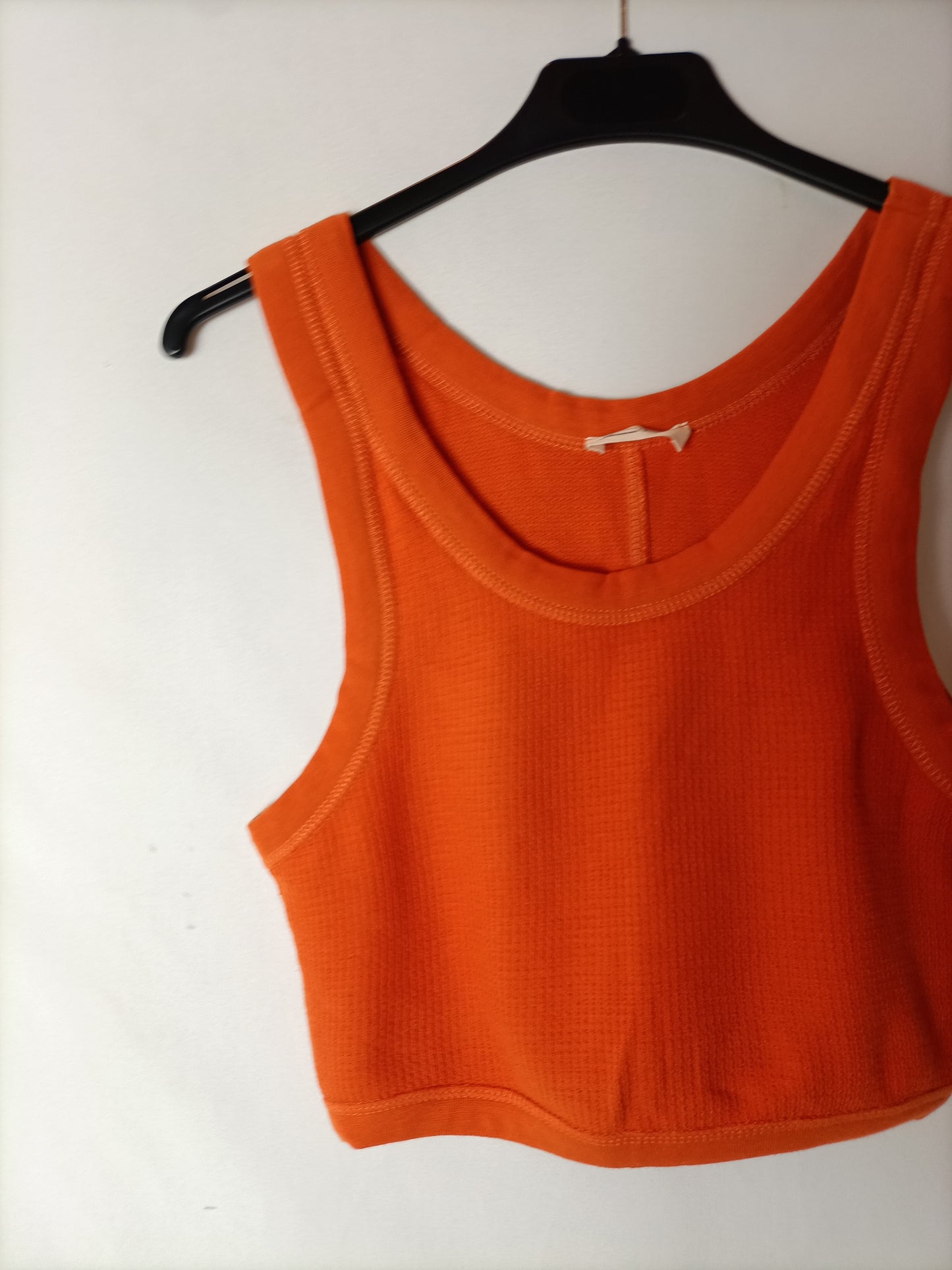 AMERICAN VINTAGE. Crop top naranja estilo deportivo. T S