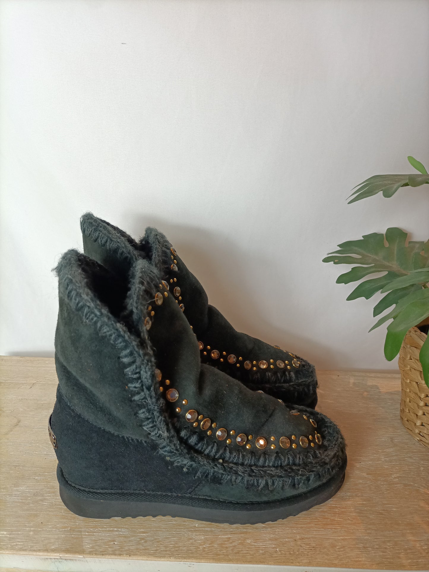 MOU. Botas negras tachuelas plataforma interior. T  40