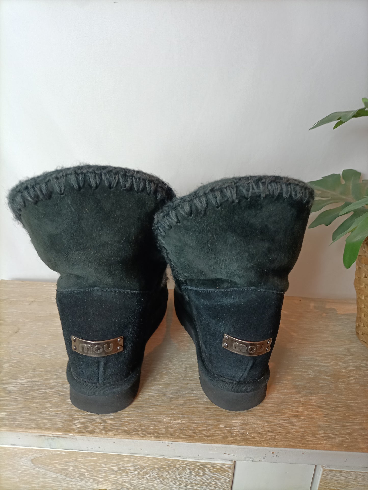 MOU. Botas negras tachuelas plataforma interior. T  40