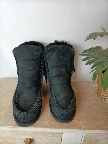 MOU. Botas negras flecos plataforma interior. T 40