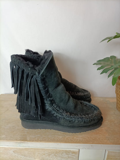 MOU. Botas negras flecos plataforma interior. T 40