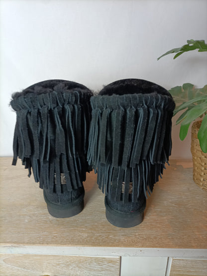 MOU. Botas negras flecos plataforma interior. T 40