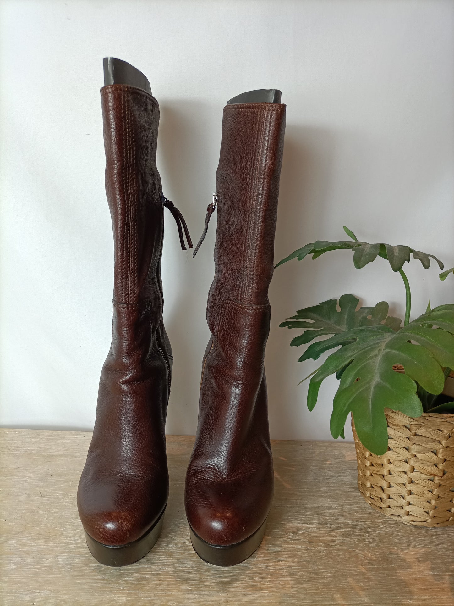 MIU MIU. Botines marrones plataforma. T 39