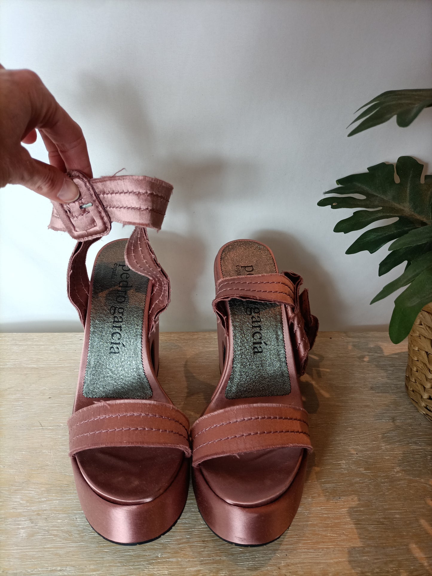 PEDRO GARCIA. Pale pink satin platform sandal. T 40
