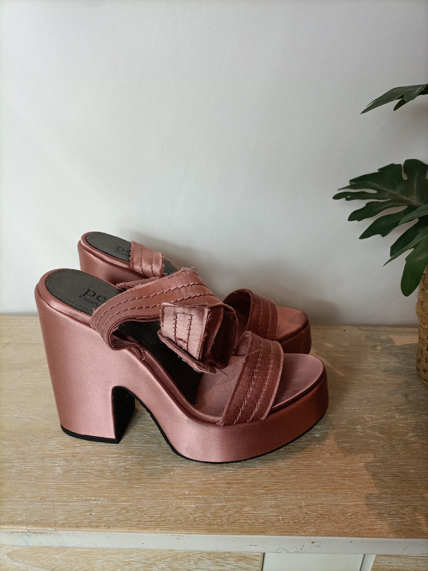 PEDRO GARCIA. Pale pink satin platform sandal. T 40