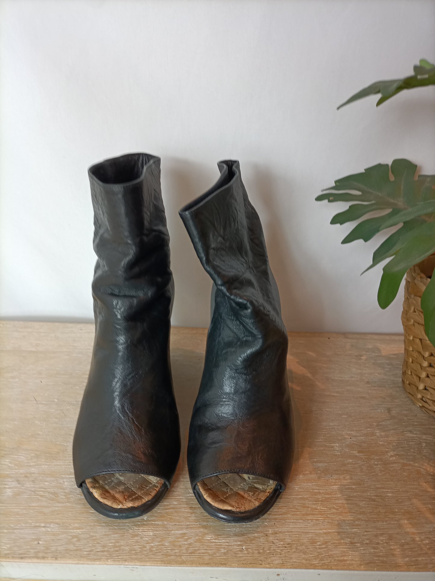 CHANEL. Botines plataforma y dedos al descubierto. T 37,5